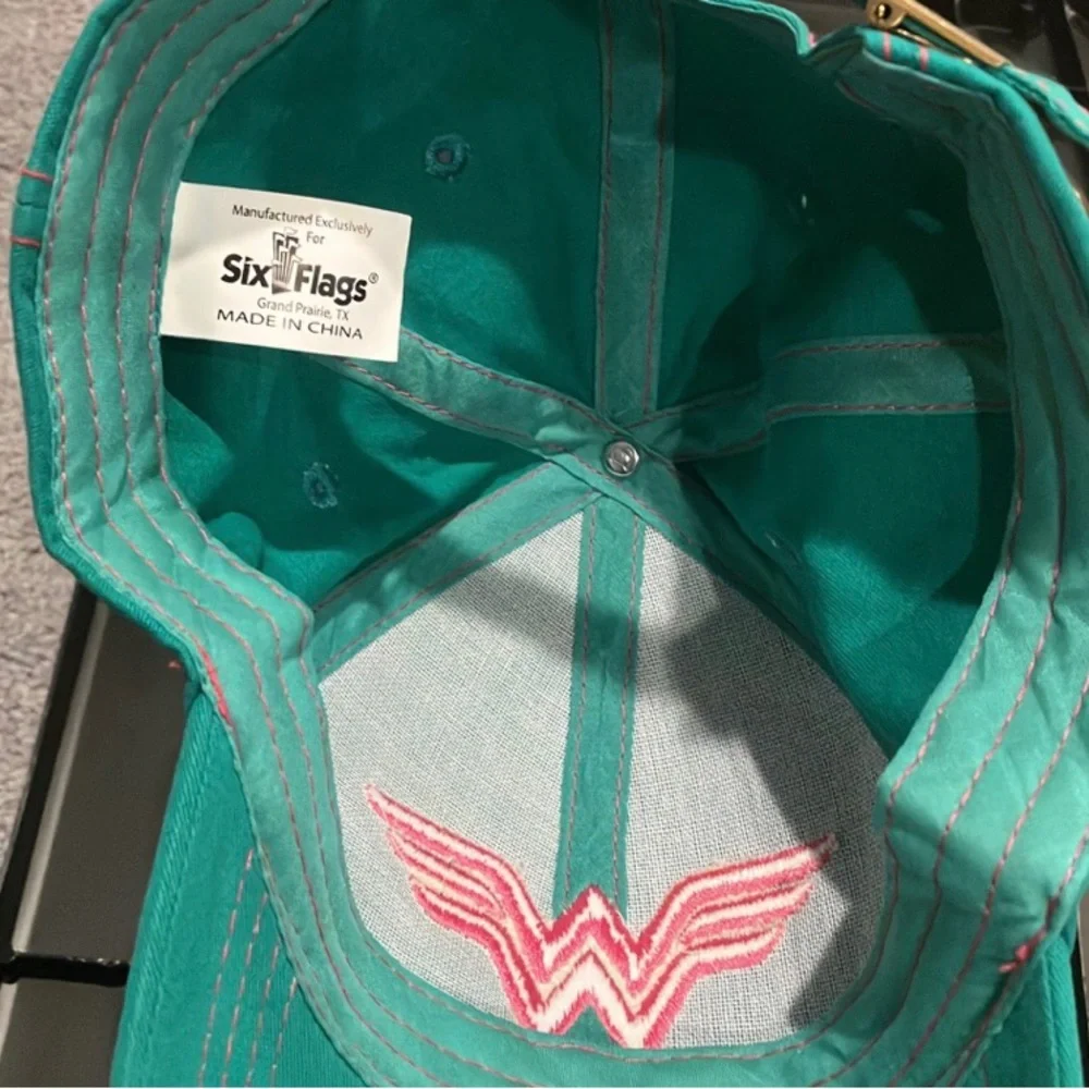 🔵 SOLD on MERCARI!! 🔵 Wonder Woman Six Flags Hat - Picture 3 of 6